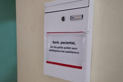 Geras žodis saldesnis ir už šokoladą, bet lietuviai vis dar labiau renkasi pastarąjį eidami pas medikus. Korupcijos prevencijos akciją neseniai vykdžiusios Panevėžio miesto medicinos įstaigos pasiūlė vietoje kyšio parašyti sveikinimą gydytojui – rezultatai nustebino.