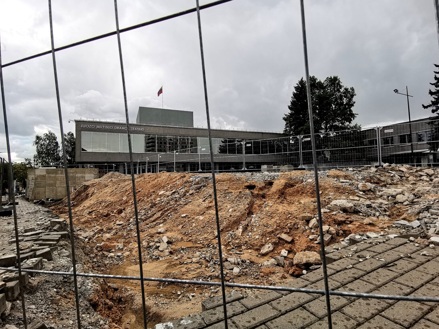 Ekonominis paradoksas: atrištas Europos Sąjungos pinigų maišas skurdina iš jo pasisemti turėjusias savivaldybes. Šios skambina varpais, jog nebeprisišaukia rangovų tvarkyti parkams ir keliams už dar prieš metus kitus apskaičiuotus įkainius. Dėl išaugusių statybų kainų daliai infrastruktūros projektų regionuose netgi gresia likti neįgyvendintiems.