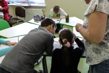 Panevėžyje mažėja vietų prisiglausti vaikams, kai tėvai jiems neturi laiko. Pagal gyventojų skaičių vienam dienos centrui Aukštaitijos sostinėje šiuo metu tenka sunkiai suvokiamas skaičius – daugiau nei 2000 vaikų. Prastesnė padėtis tik penkiose šalies savivaldybėse.