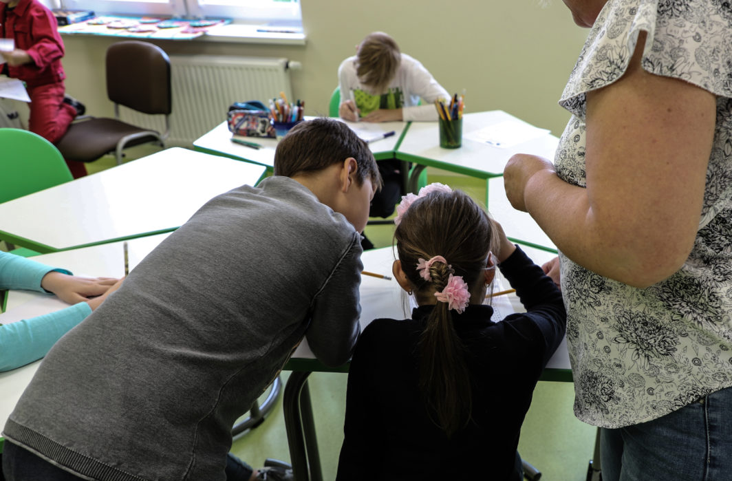 Panevėžyje mažėja vietų prisiglausti vaikams, kai tėvai jiems neturi laiko. Pagal gyventojų skaičių vienam dienos centrui Aukštaitijos sostinėje šiuo metu tenka sunkiai suvokiamas skaičius – daugiau nei 2000 vaikų. Prastesnė padėtis tik penkiose šalies savivaldybėse.