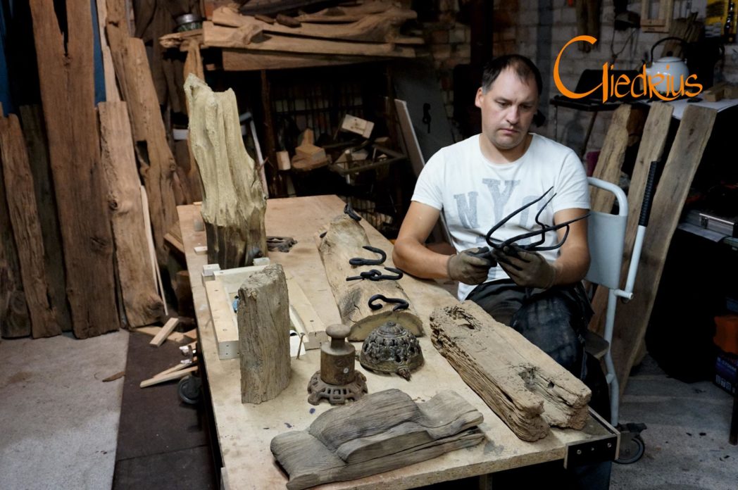 Iš Panevėžio kilęs sklandymo instruktorius Giedrius Čepaitis atvirauja niekada nesusimąstęs, jog nemažą savo gyvenimo dalį paskirs kūrybai. Ir ne bet kokiai – senus ąžuolus vyras paverčia į išskirtinio dizaino namų puošmenas. Kelis kūrinius jis sumeistravo ir su vienuolikmete dukra, kuri tėčio kūrybą papuošė keramikos dirbiniais.