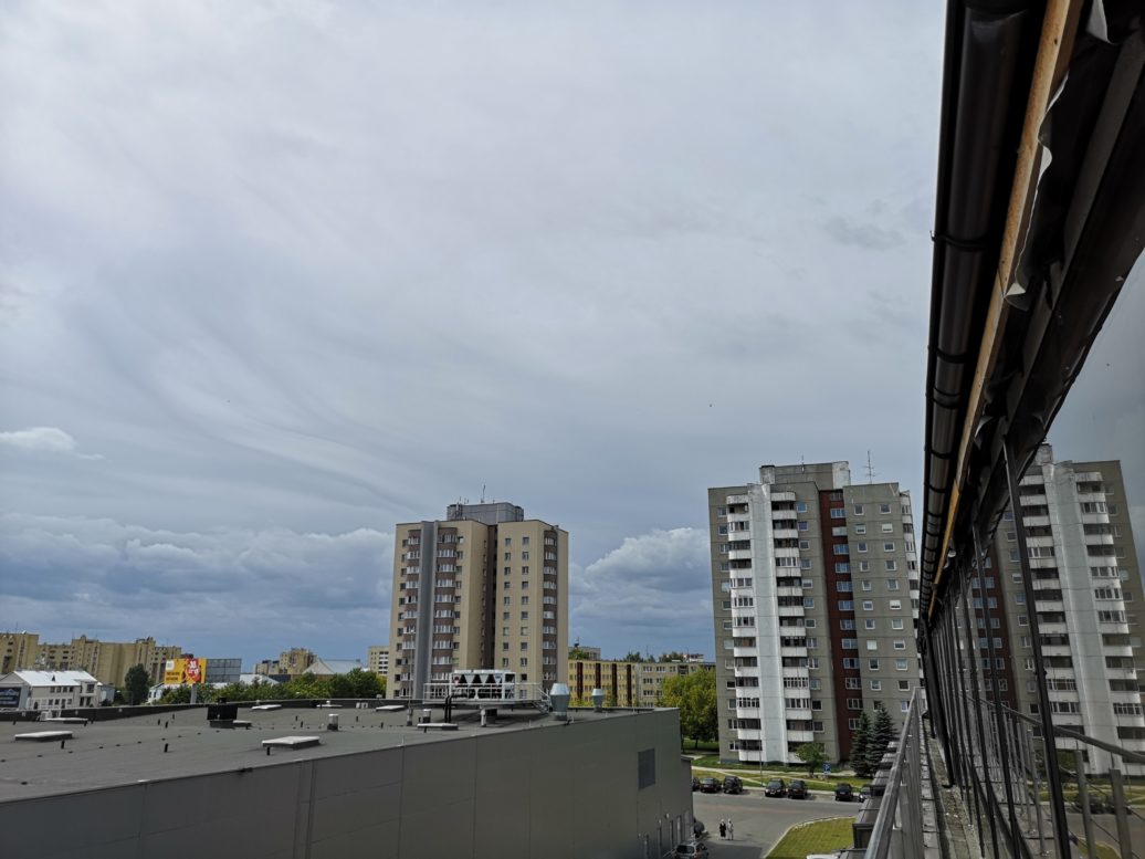 Prieš penkerius metus Panevėžyje dar buvo galima butą išsinuomoti tik už jo komunalinius mokesčius, o dabar būsto nuoma vietiniams tapo verslu. Ne tik auga bei didžiųjų miestų lygį vejasi šių paslaugų kainos, bet ir atsiranda pasiūlymų dėl ilgalaikio ar trumpalaikio apgyvendinimo. Neretai į šią rinką įsisuka ir sukčiai. Visgi rimti nuomotojai tvirtina, kad sąžinės trūksta ir jų klientams.