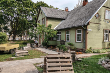 Garsiausios Panevėžio moters Gabrielės Petkevičaitės-Bitės laikinais namais buvusį pastatą Šv. Zitos gatvėje antram gyvenimui seniai svajojantys prikelti miesto visuomenininkai jau kurį laiką pluša išsijuosę atnaujindami jo aplinką senomis rekonstruojamos Laisvės aikštės trinkelėmis ir akmenimis iš tiesiamos A. Jakšto gatvės.