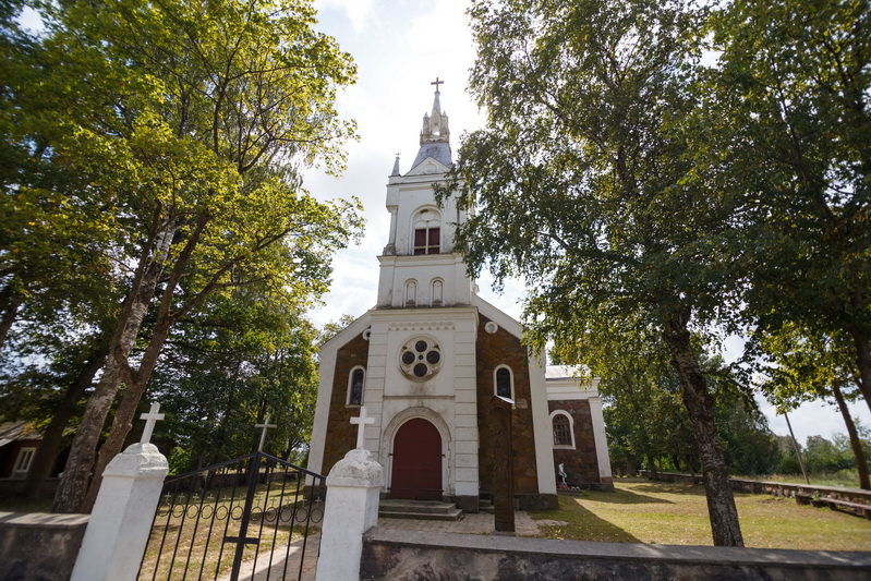 Nuolatinis kunigas Velykiuose buvo nuo 1846-ųjų. Bet tik 1931 metais, nutinkavus maldos namų bokštą, išdažius vidų, vyskupas Kazimieras Paltarokas bažnyčią konsekravo. M. GARUCKO nuotr.