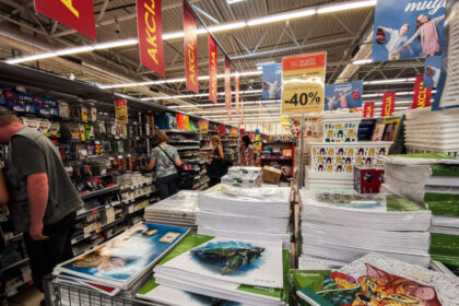 Artėjant naujiems mokslo metams, daugelio mokyklinio amžiaus vaikus auginančių tėvų rūpestis – kaip suruošti savo atžalas į mokyklą, kad šeimos biudžeto neištiktų krizė. Prekybininkai skaičiuoja, kad būtiniausių mokyklinių prekių krepšelis kainuoja 31 eurą, tačiau tokia suma dažnam kelia tik šypseną.