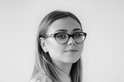 Diplomuota interjero dizainerė 26-erių Rita Raziūnaitė, kaip pati sako, viena koja gyvena gimtajame Panevėžyje, kita – sostinėje. Mergina prisipažįsta visada svajojusi išlėkti į Vilnių, kuriame kultūrinis gyvenimas verda dieną naktį, tačiau ten pabuvusi suprato, kad tik nuo žmonių kūrybiškumo priklauso, ar mieste gera. Ir dabar ji su bičiuliais rengia unikalią platformą, kur po vienu stogu tikisi surinkti visus kuriančius žmones.