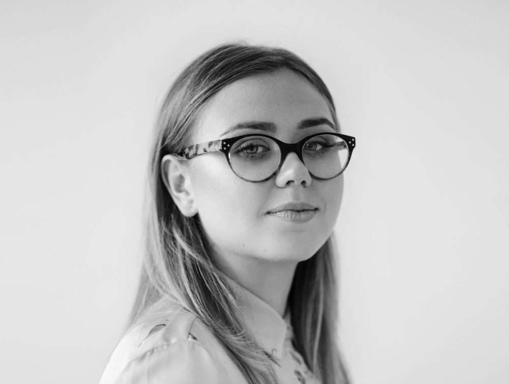 Diplomuota interjero dizainerė 26-erių Rita Raziūnaitė, kaip pati sako, viena koja gyvena gimtajame Panevėžyje, kita – sostinėje. Mergina prisipažįsta visada svajojusi išlėkti į Vilnių, kuriame kultūrinis gyvenimas verda dieną naktį, tačiau ten pabuvusi suprato, kad tik nuo žmonių kūrybiškumo priklauso, ar mieste gera. Ir dabar ji su bičiuliais rengia unikalią platformą, kur po vienu stogu tikisi surinkti visus kuriančius žmones.