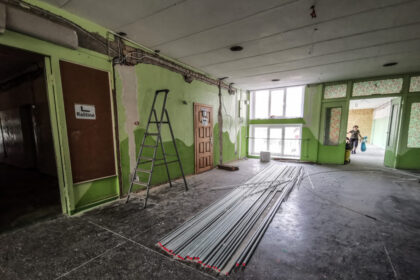 Iki rugsėjo 1-osios likus vos kelioms dienoms vienoje didžiausių Panevėžio mokyklų – „Vilties“ progimnazijoje – visu smarkumu kaukši plaktukai ir ūžia grąžtai. Paprastai švietimo įstaigos remonto darbus stengiasi baigti iki mokslo metų pradžios, tačiau iš pagrindų modernizuojamoje progimnazijoje mokiniai ir pedagogai dar ilgai klasėmis dalysis su statybininkais, o pradinukai glausis kitose švietimo įstaigose.