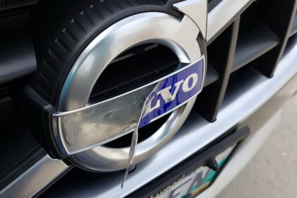 Penktadienio rytas „Volvo“ savininkei prasidėjo nemalonumais – gatvėje stovėjusį automobilį rado nuniokotą.