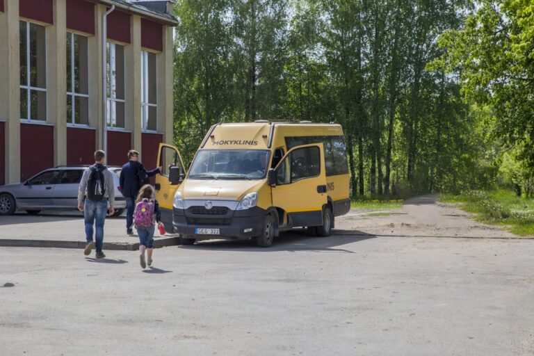 Viena rajono mokykla naujiems mokslo metams gaus naują geltonąjį autobusiuką. Juo džiaugiamasi, tačiau nemažai daliai rajono vaikų, kaip ir visada, į mokyklas ir darželius teks keltis anksčiau nei kitiems.