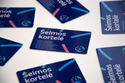 Beveik du mėnesiai, kai tris ir daugiau vaikų auginančios ar neįgalų bet kokio amžiaus vaiką globojančios šeimos gali užsisakyti naują valstybės paramą – šeimos kortelę. Tačiau ją , t. y. jos turėtojams žadamas nuolaidas ir akcijas, kol kas panoro turėti tik vos daugiau nei dešimtadalis panevėžiečių. Viena iš įvardijamų priežasčių – mieste mažoka siūlomų naujų galimybių taupiau planuoti namų biudžetą.