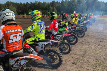 Panevėžio pašonėje esančios prestižine laikomos „Babilono dvaro“ gyvenvietės gyventojai, tikėjęsi kas rytą klausytis paukščių čiulbėjimo ir mėgautis čiurlenančios upės vaizdais, dabar jaučiasi blogiau nei apsigyvenę prie judraus greitkelio. Kitame upės krante įsikūrusioje motokroso trasoje kasdien, keldami dulkių debesis, riaumoja motociklai ir keturračiai. Vilties netekę gyventojai kreipėsi į Seimo kontrolierių, kad šis įpareigotų atsakingas institucijas pažaboti triukšmadarius.