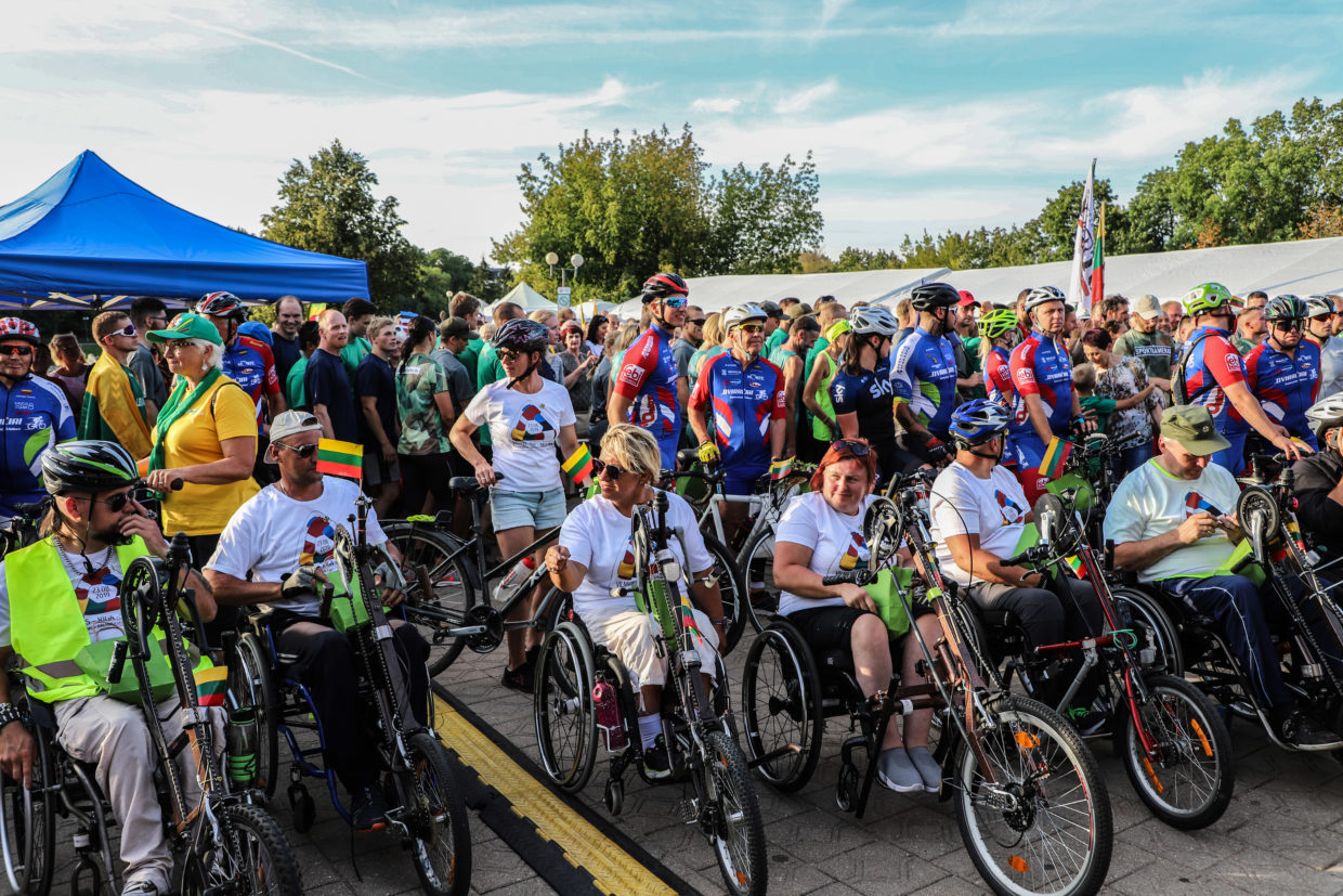 „Trūko organizuotumo, aiškumo, o svarbiausia – tris kartus buvome prie pat avarinės situacijos“, – tokius įspūdžius iš tradicinio žygio nuo Vilniaus iki Talino dviračiais parsivežė pirmąkart jame dalyvavusi panevėžiečių sutuoktinių pora. O jų bendražygiai iš Panevėžio dviračių klubo tvirtina, kad tai naujokai visai nepaisė nei renginio, nei Kelių eismo taisyklių.
