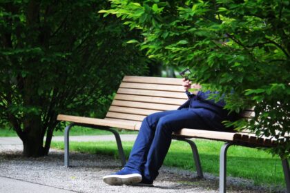 Prisnūsti ant suoliuko vidury miesto – nei patogu, nei saugu.