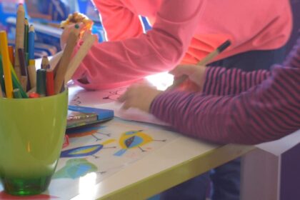 Pietūs už mažiau nei eurą, o vakarienė ar pusryčiai – keturiasdešimt penki centai – tiek dabar kainuoja mažųjų maitinimas miesto darželiuose. Tačiau kardinaliai pakeitus valgiaraščius, darželių vadovai jau skambina pavojaus varpais, kad už tokią sumą pamaitinti vaikus, kai kasdien privalantys pateikti šviežių vaisių, daržovių, kokybiškos mėsos ar žuvies, tampa tikru iššūkiu.