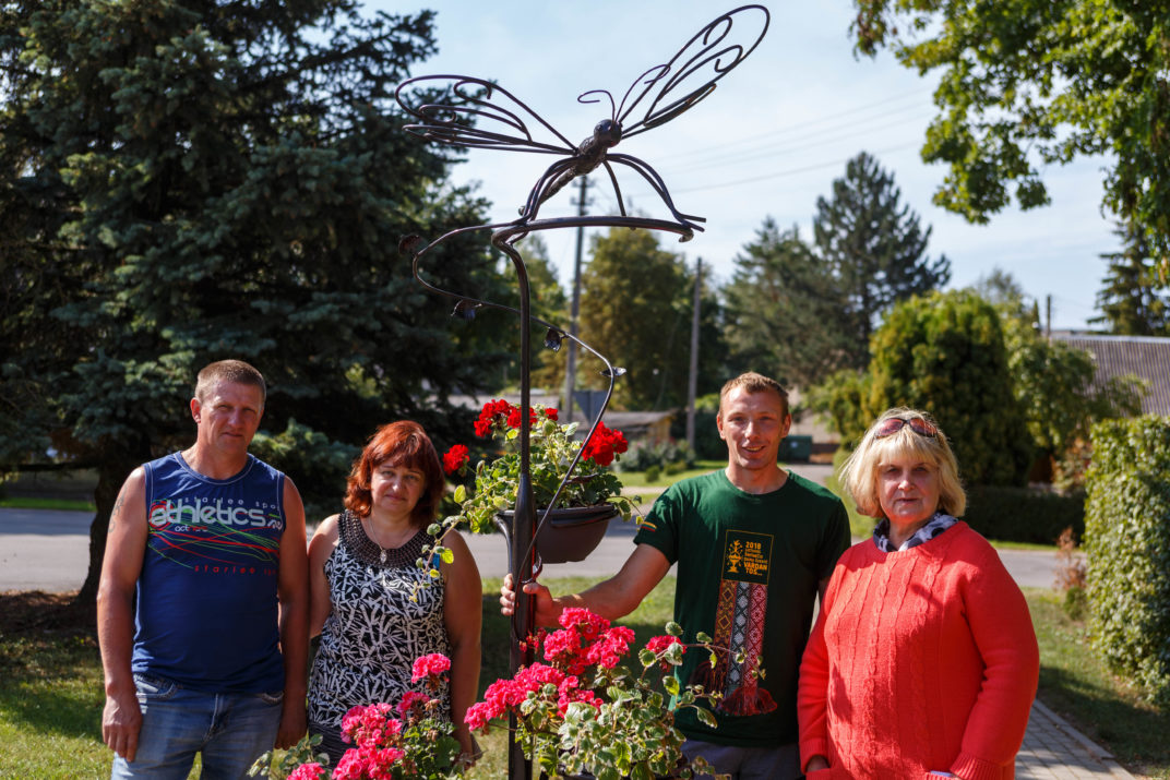 Smilgių miestelis turi savo Bermudų trikampį, tik, priešingai nei tikrajame, čia niekas nedingsta, o nuolat atsiranda naujų grožio ir kultūros stebuklų. Juos išpuoselėtame Panevėžio gatvės skersgatvyje kuria darbštūs kaimynai.