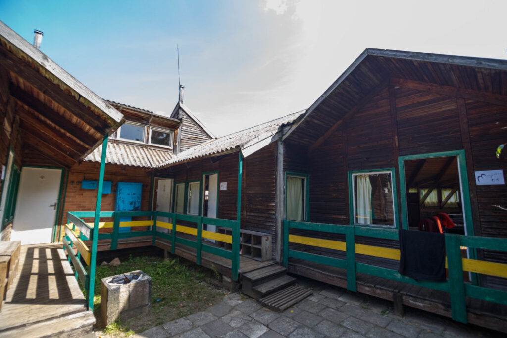 Iš rėmų krentantys stiklai, dėmėti patalai ir pelėsiu pasidengusios šluotos – tokį vaizdą išvydo Nacionalinio visuomenės sveikatos centro Panevėžio departamento specialistai, atvykę į vaikų stovyklą „Vaikystės šilelis“. Ji tikrintojų dėmesio sulaukė, kai Panevėžio rajono savivaldybę pasiekė tėvų skundas dėl nešvaros ir netvarkos.