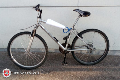2019-08-25 22.30 val. Panevėžyje, Skaistakalnio parke, rastas sidabrinės spalvos bėginis dviratis.