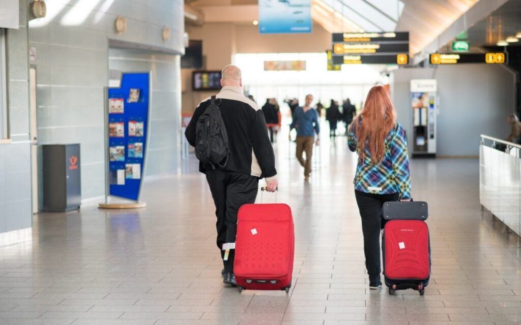 Kauno oro uoste pasieniečiai sulaikė lėktuvu iš Alikantės atvykusį ir chuliganiškai besielgusį Panevėžio gyventoją. Neblaivus vyras skrydžio metu necenzūriniais žodžiais plūdo orlaivio įgulą, triukšmavo.
