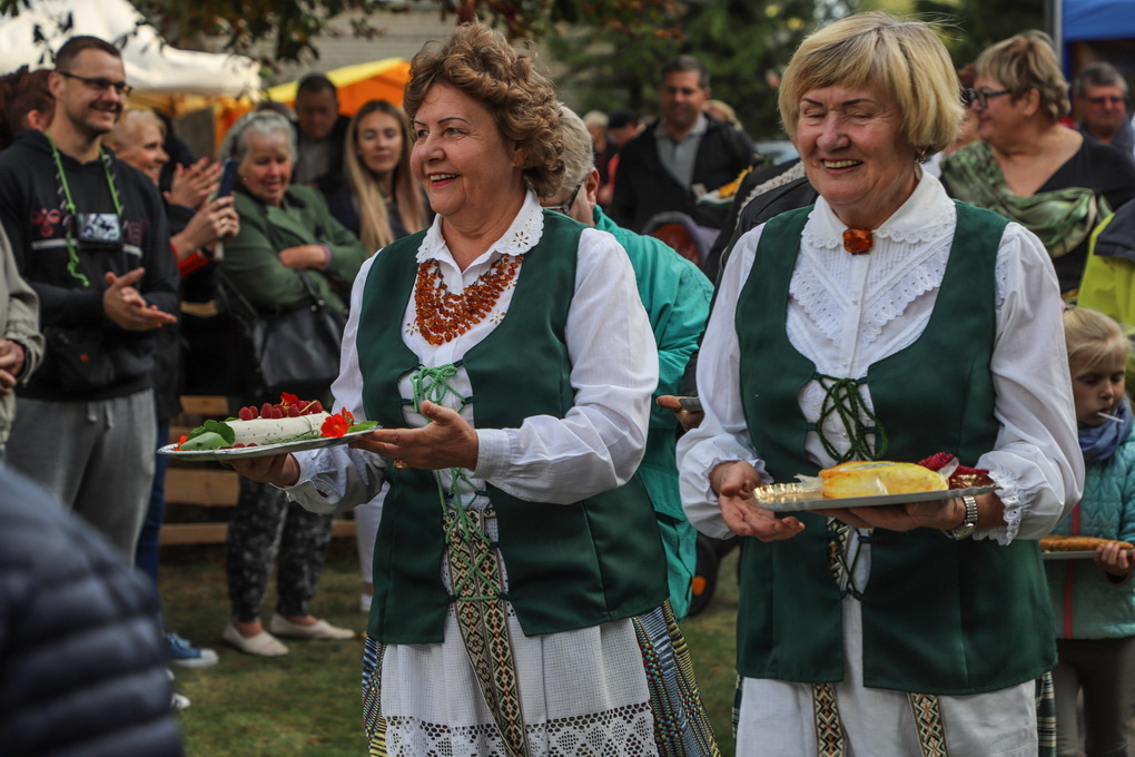 Pieno, morkų, obuolių, su spanguolėmis ir be jų, dideli ir maži – įmantriausi sūriai šiandien buvo dėmesio centre Bernatoniuose. Čia aštuonioliktą kartą vyko tradicinė šio krašto kulinarinio paveldo Sūro šventė.