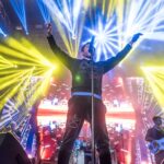 Garsas, specialieji efektai, tūkstantinė, vos besitalpinanti minia, ir šūksniai – SEL lyderiui Egidijui Dragūnui, kuris scenoje pasirodė su savo muzikantų grupe, prireikė vos kelių akimirkų, kad visi į pasirodymą susirinkę panevėžiečiai ir miesto svečiai nuo pat pirmųjų akordų taptų 516-ojo Panevėžio gimtadienio šou dalimi.