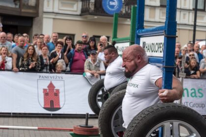 Paskutinis Panevėžio gimtadienio pasispardymas – Laisvės aikštėje galinėjasi stulbinančios jėgos milžinai iš Lietuvos ir kitų valstybių. Vyksta tarptautinės galiūnų varžybos „Stihl Savickas Classic 2019“.