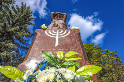 Kuklūs akmenėliai ir gėlių vainikai sugulė ant vietų Panevėžyje, kur prieš beveik aštuonis dešimtmečius liejosi žydų vaikų, moterų, vyrų, senelių kraujas.