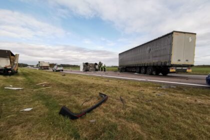 Panevėžio rajone ketvirtadienio rytas pažymėtas masine avarija – susidūrė penki automobiliai, tarp jų – policijos mikroautobusas ir po Lietuvą važinėjančių ir darbo ieškančių ukrainiečių „Opel“.