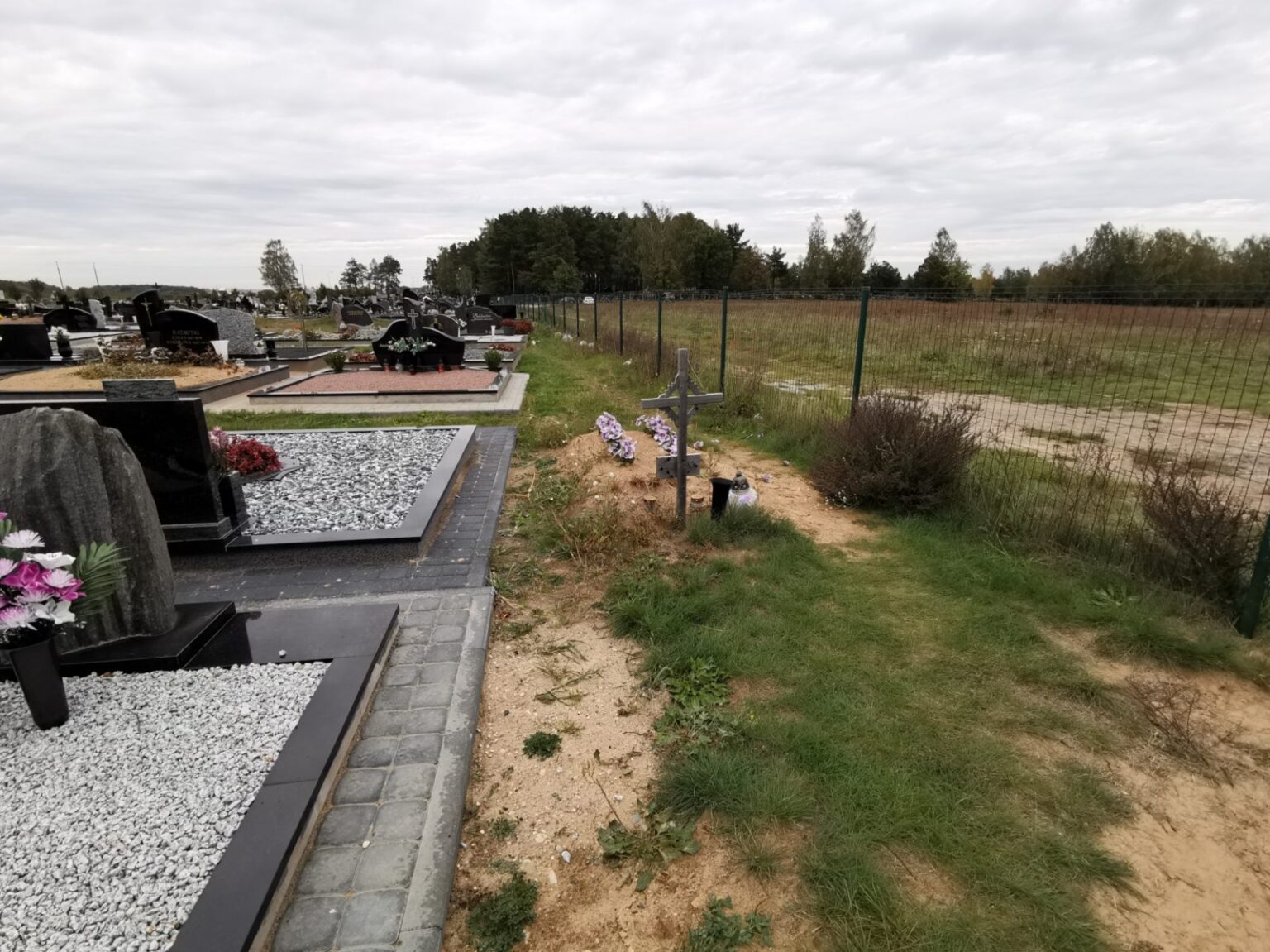 Panevėžio miesto kapinių vartai atsiveria ir tiems, kurie mirė neturėdami nei naujagimio, nei kūdikio, nei vaiko vardo. Pasikeitus įstatymui, amžinojo poilsio vietos pagaliau tapo vertas ir iki 22 nėštumo savaitės motinos prarastas vaisius.