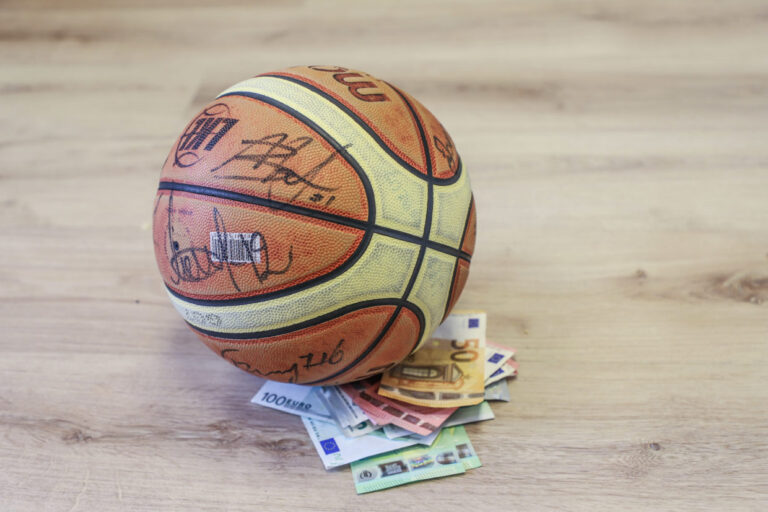Reprezentacinis Panevėžio krepšinio klubas „Lietkabelis“ skelbia, jog naujajame sezone nemažins ambicijų ir sieks aukščiausių vietų Lietuvos krepšinio lygoje. Tačiau vidinių nesutarimų ir finansinės krizės draskomo klubo vardas bus linksniuojamas ne tik aistringų sirgalių lūpose, bet ir teismo salėse.