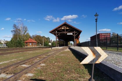 Istorinis siaurukas, minintis 120-ąją sukaktį, turėjo jau šią savaitę būti minimas ir teisme. Visgi Panevėžio apygardos teisėjus pasiekusi byla, kurioje įstaigos „Aukštaitijos siaurasis geležinkelis“ buvusiam vadovui Vismantui Užalinskui pateikti rimti kaltinimai, sustojo nė neprasidėjusi. Kaltinamasis susirgo, tad kur siaurais bėgiais bildėjo tūkstančiai eurų, teisėjai aiškinsis vėliau.