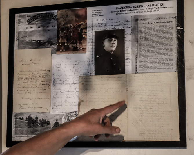 Rasma Buzienė domisi savu jau spėjusio tapti Stipruolių kaimo istorija. I. STULGAITĖS-KRIUKIENĖS nuotr.