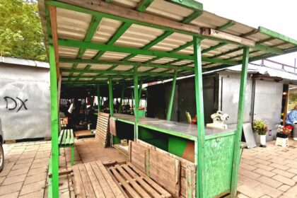 Panevėžyje traukiantis „Žaros“ turgavietei po atviru dangumi, prekybininkų atlaisvintas vietas užima įžūlūs ir mikrorajonui baimę keliantys jaunuoliai.