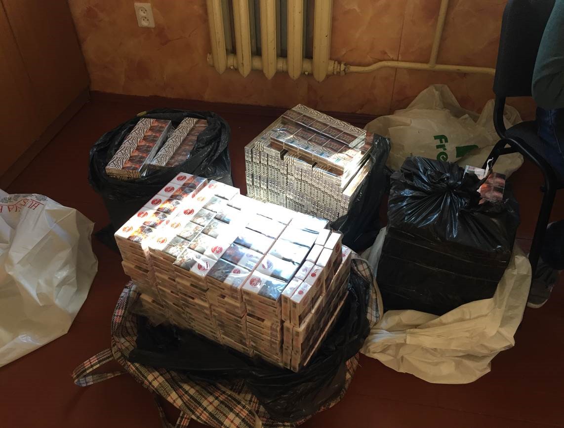 Panevėžio rajone sustabdytame automobilyje pasieniečiai aptiko beveik 2 tūkst. pakelių kontrabandinių cigarečių. Nelegalius rūkalus vežęs panevėžietis sulauks tūkstantinės baudos. Taip pat teismas gali konfiskuoti automobilį, kuriuo gabenti rūkalai.