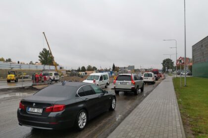 Pirmadienio rytą į darbą pavėlavo turbūt pusę panevėžiečių. Iš šiaurinės pusės įvažiuoti į Panevėžį virto rimtu kantrybės išbandymu šimtams vairuotojų.