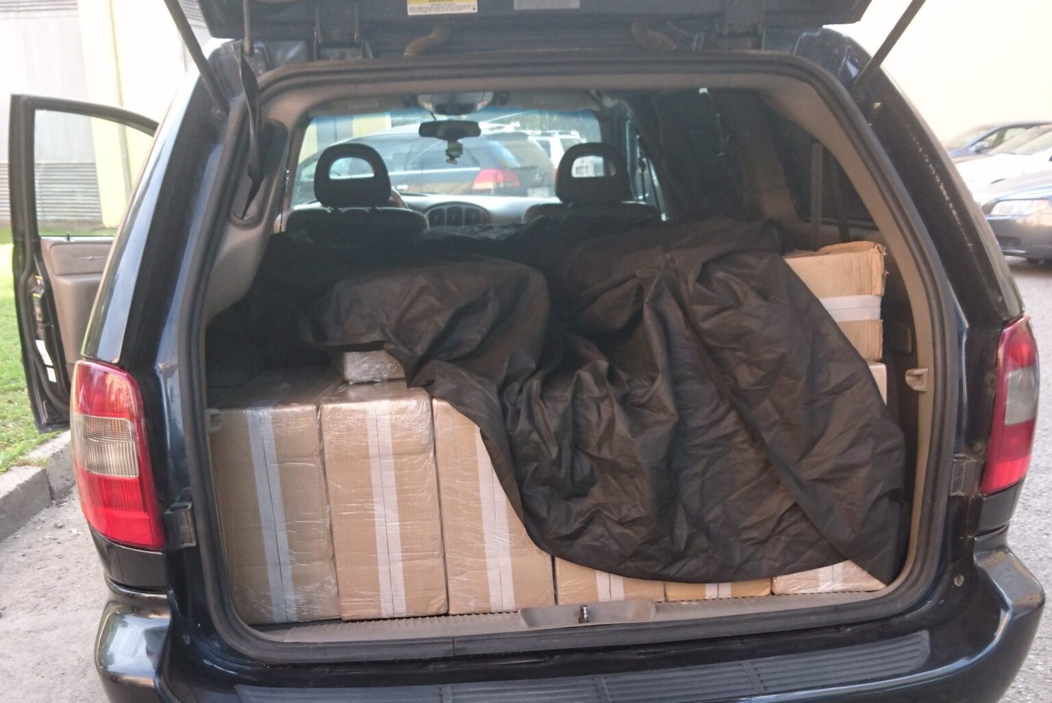 Panevėžyje Valstybės sienos apsaugos tarnybos pareigūnai sulaikė du vietinius gyventojus ir 22 tūkst. pakelių cigarečių su baltarusiškomis banderolėmis. Panevėžiečiams gresia baudos arba laisvės atėmimas iki aštuonerių metų.