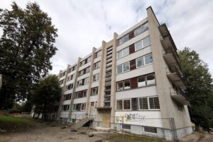 Oficialioji statistika skelbia, kad pragyvenimo lygis Lietuvoje sparčiai kyla, tačiau vos suduriančiųjų galą su galu taip greit nemažėja. Panevėžyje netirpsta laukiančiųjų Savivaldybės skiriamo socialinio būsto eilė. Miesto valdžia žadėjo, kad jau šių metų pradžioje Aldonos gatvėje, buvusiame M. Rimkevičaitės technologinės mokyklos bendrabutyje, darbuosis statybininkai. Tačiau socialiniu daugiabučiu turintis virsti pastatas tebestovi tuščias.