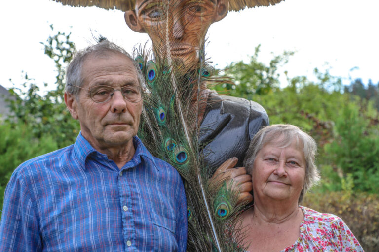 Kiek netradicinė Petrinių dovana – Dievų paukščiais vadinami povai jau du dešimtmečius puošia Panevėžio rajone, Palaukių kaime gyvenančių Petro ir Zinos Sunkurių sodybą. Povų auginimas – puiki verslo galimybė, tačiau panevėžiečiai tikina, kad karališko grožio paukščius jie auginantys dėl peno akims.