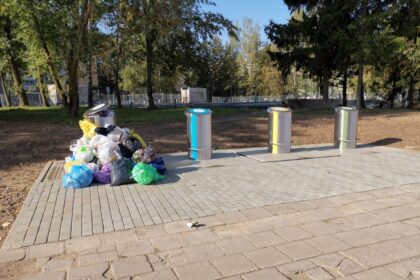 Panevėžyje ką tik baigti įrengti modernūs požeminiai konteineriai jau sulaukė pirmojo iššūkio ir ne visi jį atlaikė. Perpildyti greičiau nei per parą tokie įrenginiai netruko paskęsti atliekose ir virš žemės. Kai kuriose vietose prireikė atvežti senųjų konteinerių.