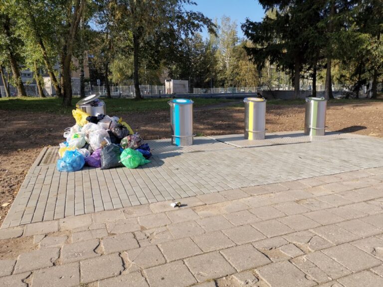 Panevėžyje ką tik baigti įrengti modernūs požeminiai konteineriai jau sulaukė pirmojo iššūkio ir ne visi jį atlaikė. Perpildyti greičiau nei per parą tokie įrenginiai netruko paskęsti atliekose ir virš žemės. Kai kuriose vietose prireikė atvežti senųjų konteinerių.