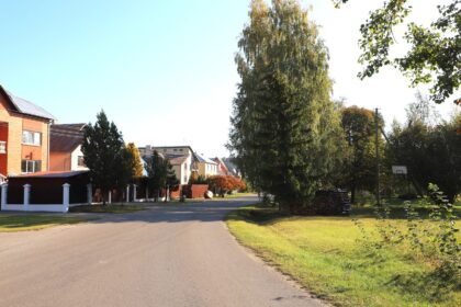 Plečiantis internetinėms galimybėms, Panevėžyje masiškai skleidžiasi neteisėto valstybinės žemės užėmimo atvejai. Šią savaitę žemėtvarkininkai vieną paskui kitą tikrino Rožyno gyventojų valdas, kuriose rasti pažeidimai atskleidžia, kad dokumentuose miestas gerokai kitoks nei realybėje, o žmonių kiemai gerokai didesni, nei jiems priklausytų.