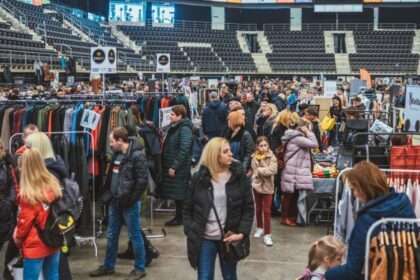 Ar jau pradėjote ruošti savo spintas šaltajam sezonui? Puikia proga tam taps spalio 6 dieną Panevėžį aplankysianti rudeninė mados ir grožio mugė ,,Design for life“. Nemokamas renginys po ,,Cido arenos“ stogu suburs drabužių, grožio priemonių, prekių vaikams, papuošalų, interjero detalių, žvakių, kvepalų ir kt. gamintojus. Nuo 10 iki 17 arenoje lauks šimtai gamintojų, o pirmieji lankytojai dovanų gaus – žurnalus.