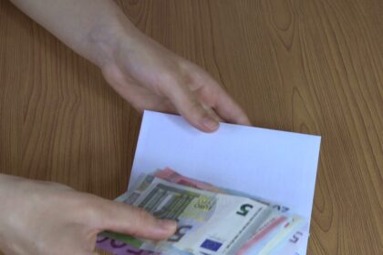 Lietuvoje šešėlinės ekonomikos mastai per pastarąjį dešimtmetį pastebimai sumažėjo, sako finansų ministras. Anot Viliaus Šapokos, mokėti mokesčius tampa madinga.