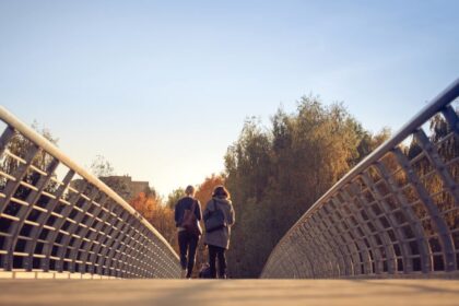 Vasariškai sušilę orai ir džiugina, ir stebina. Kai kuriuose miestuose fiksuojami net nauji šilumos rekordai. Vis dėlto tokia šiluma rudens vidury nors ir nedažnas, tačiau nėra itin neįprastas reiškinys Lietuvoje.