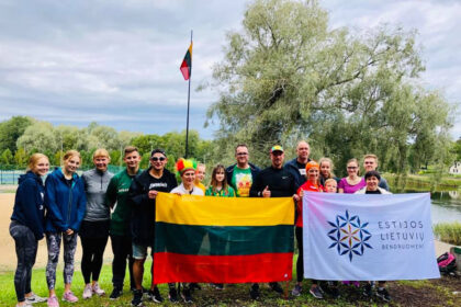 Lietuvos kaimynystėje įsikūrusioje Estijoje kaitrios ne tik tradicinės saunos, bet ir draugystės, užsimezgančios jose, o Taline kūrenamas ir lietuviškas kultūros katilas, glaudžiai buriantis Estijos lietuvius. „Esame pakankamai artimas kraštas Lietuvai tiek matuojant kilometrais, tiek ir dalies tradicijų požiūriu“, – sako vietos lietuvius vienijančios bendruomenės pirmininkas Vaidas Matulaitis.