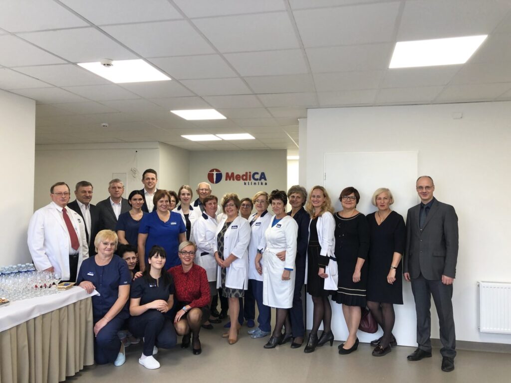 Šeimos klinikų tinklo „MediCA klinika“ padalinys, įsikūręs Aukštaičių g. 4, lapkričio mėnesį švęsiantis savo 16-ąjį gimtadienį, panevėžiečius pasitinka dar šviesesnėje, erdvesnėje, suaugusiesiems ir vaikams pritaikytoje aplinkoje. Tai tik kelios naujienos, kurias savo pacientams dovanoja gydymo įstaiga.