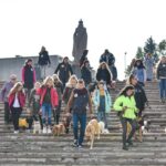 Pasaulinę gyvūnijos dieną Panevėžyje užgimė nauja tradicija – su savo augintiniais žygiuoti centrinėmis miesto gatvėmis. Tokiu būdu ne tik jais pasidžiaugti, bet ir priminti, kokie svarbūs keturkojai mūsų gyvenime. Į šią Panevėžio gyvūnų globos draugijos organizuotą akciją susirinko apie penkias dešimtis panevėžiečių.