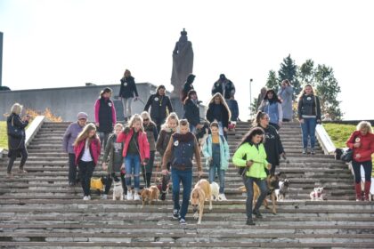 Pasaulinę gyvūnijos dieną Panevėžyje užgimė nauja tradicija – su savo augintiniais žygiuoti centrinėmis miesto gatvėmis. Tokiu būdu ne tik jais pasidžiaugti, bet ir priminti, kokie svarbūs keturkojai mūsų gyvenime. Į šią Panevėžio gyvūnų globos draugijos organizuotą akciją susirinko apie penkias dešimtis panevėžiečių.