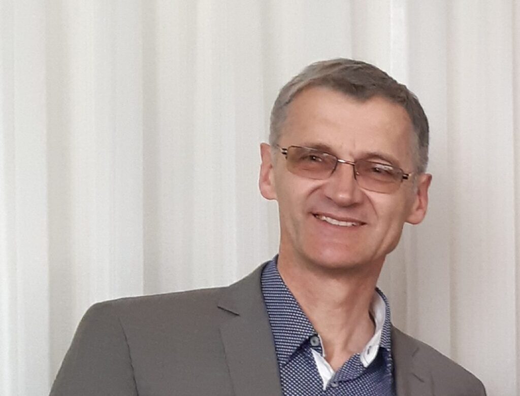 Triukšme, bet darbiniame, sutikome Panevėžio rajono Metų mokytojo vardą pelniusį Velžio gimnazijos geografijos mokytoją Kęstutį Bražinską. Luktelėjęs pertraukos ir išlydėjęs dar triukšmingiau nusiteikusią klasę, jis sutiko prisiminti, kodėl pasirinko tokį nelengvą darbą.