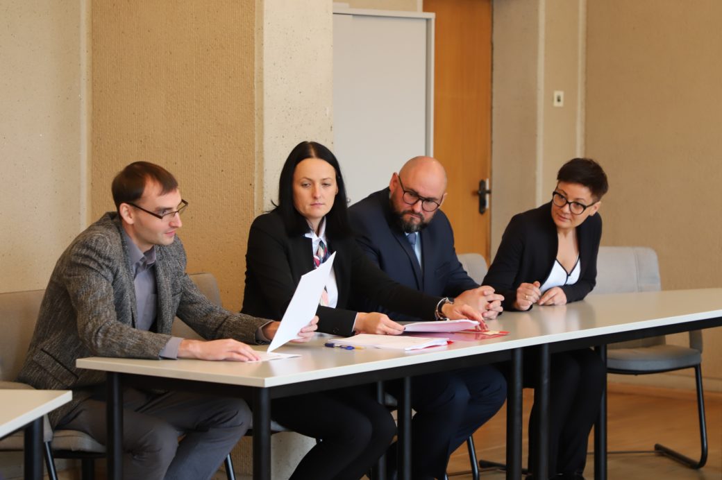 Jau tryliktą kartą Lietuvos gyventojai rinkosi laikyti Konstitucijos egzamino. Žmonės žinias tikrinosi šalies savivaldybėse, mokyklose, universitetuose ir kitose įstaigose.